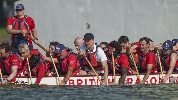 Britain's Prince William, center, participates in a dragon boat event in Singapore, Monday, Nov. 6, 2023. (AP Photo/Vincent Thian)