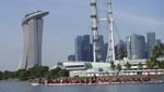 Aksi Pangeran William Ikut Dayung Perahu Naga di Singapura