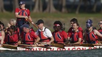 Mengenakan rompi pelampung dan topi hitam, Pangeran Wales itu duduk di perahu panjang dan sempit sambil mendayung bersama atlet dari klub British Dragons di sungai Kallang.  