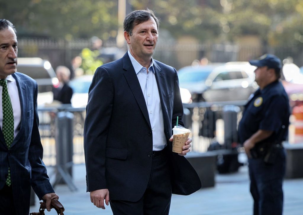 Alex Mashinsky, pendiri dan mantan CEO pemberi pinjaman cryptocurrency yang bangkrut Celsius Network, tiba untuk sidang di Pengadilan Federal di New York City, AS, 3 Oktober 2023. (via Reuters)