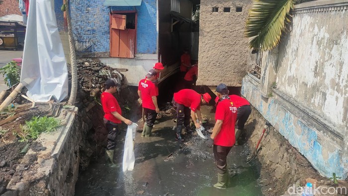 Drainase di Cianjur dibersihkan dari sampah dan sedimentasi, Senin (6/11/2023).