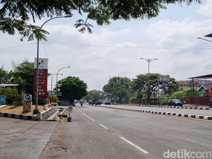 Arus lalu lintas di jalan ring road selatan, tepatnya di jalur lambat sisi timur SPBU Giwangan terpantau lancar, Senin (6/11/2023) pagi.