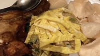 Di restoran lain, Ayu Soraya tampak menikmati hidangan nasi gurih yang lengkap dengan lauk pauk. Mulai dari ayam goreng, potongan telur dadar, sambal matah, hingga kerupuk. Foto: Instagram @ayusorayaaeeee