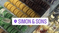 Kali ini istri pertama Koh Apex itu sedang berada di sebuah kafe Simon & Sons. Ia memotret beberapa pilihan dessert menarik, mulai dari macaroon hingga kue. Foto: Instagram @ayusorayaaeeee