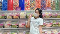Saat di Bali, ibu dua anak ini juga mampir ke toko permen Candylicious yang menawarkan berbagai macam cokelat dan permen menarik. Sepertinya ia membeli untuk anak-anaknya. Foto: Instagram @ayusorayaaeeee