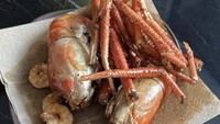 Wow! Istri sah pengusaha di Jambi itu menunjukkan kelezatan hidangan kepiting dan udang rebusnya. Tak lupa ada sayur bayam bening jagung yang melengkapi. Foto: Instagram @ayusorayaaeeee