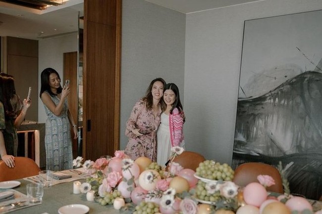 Hanya orang-orang terdekat yang diundangnya. “These aunties (and uncle), are mom’s dearest siblings and friends, who also can’t wait to see you in person.” Foto: instagram.com/valenciatanoe