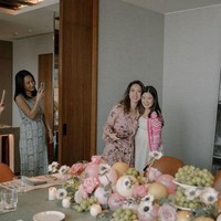 Hanya orang-orang terdekat yang diundangnya. “These aunties (and uncle), are mom’s dearest siblings and friends, who also can’t wait to see you in person.” Foto: instagram.com/valenciatanoe