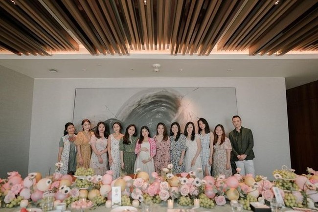 Dalam unggahan tersebut, ia sempat memberi bocoran inisial nama anak pertamanya. “Dearest baby AVS, you are loved,” tulis Valencia. (Foto: instagram.com/valenciatanoe)