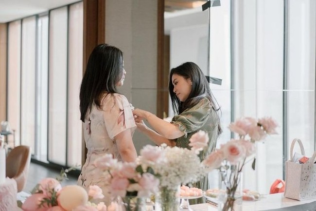 Para tamu juga kompak tampil dengan busana bernuansa pink. (Foto: instagram.com/valenciatanoe)