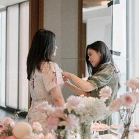 Para tamu juga kompak tampil dengan busana bernuansa pink. (Foto: instagram.com/valenciatanoe)