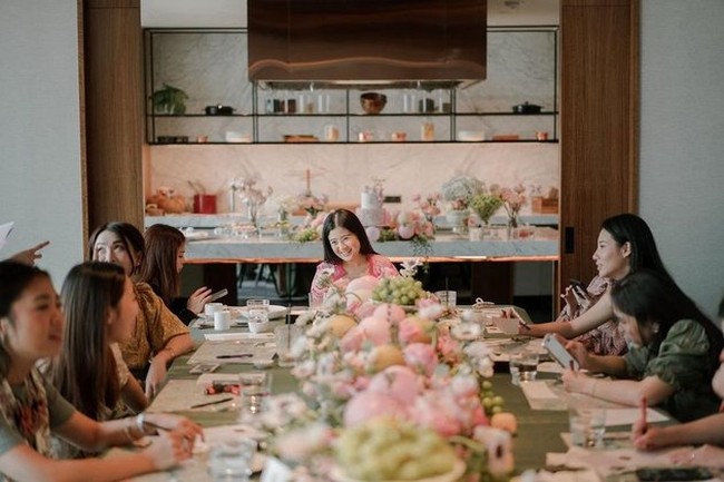 Acara berkonsep jamuan formal tersebut diketahui berlangsung di Hyatt Park Hotel Jakarta yang bukan milik ayahnya. Tampak dekorasi bernuansa merah muda mendominasi. Foto: instagram.com/valenciatanoe