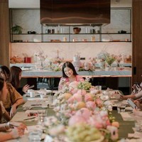 Acara berkonsep jamuan formal tersebut diketahui berlangsung di Hyatt Park Hotel Jakarta yang bukan milik ayahnya. Tampak dekorasi bernuansa merah muda mendominasi. Foto: instagram.com/valenciatanoe