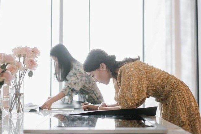 Soal nama anaknya, Valencia mengungkit lagi di akhir unggahan. “PS: Buat yang nebak-nebak nama, Vnya bukan Valencia yang pasti,” tulisnya.  (Foto: instagram.com/valenciatanoe)