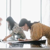 Soal nama anaknya, Valencia mengungkit lagi di akhir unggahan. “PS: Buat yang nebak-nebak nama, Vnya bukan Valencia yang pasti,” tulisnya.  (Foto: instagram.com/valenciatanoe)