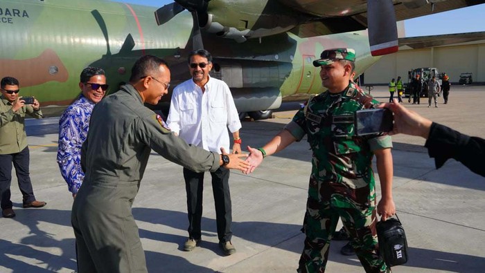 Bantuan Kemanusiaan RI untuk Palestina Tiba di Mesir Bantuan kemanusiaan dari pemerintah Indonesia untuk rakyat Palestina tiba di Bandar Udara El Arish, Mesir. Bantuan ini dibawa pesawat TNI.