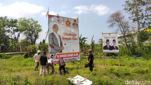 Bawaslu menertibkan alat peraga kampanye berupa baliho milik para caleg di Labuan Bajo, Kabupaten Manggarai Barat, NTT, Senin (6/11/2023). (Ambrosius Ardin/detikBali)