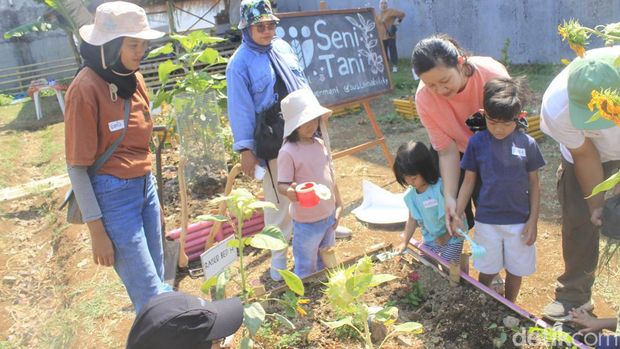 Berkebun Gembira di Seni Tani