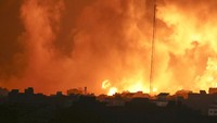 Hingga kini Israel terus melakukan serangan ke Jalur Gaza. Ledakan-ledakan akibat serangan masih terjadi di Jalur Gaza. AP Photo/Abed Khaled.  