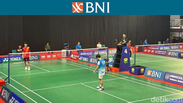 Stefanus Ignatius Victorio Harianja (Pelatkot Tangerang Selatan) menang atas Naufal Raihan Saputra dari PB Kapyi Badminton Klub, Kota Bogor di BNI Sirnas A Jakarta 2023