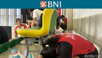 Peregangan otot pun dilakukan para pebulutangkis muda BNI Sirnas A DKI Jakarta 2023. Foto: Mercy Raya/detikcom