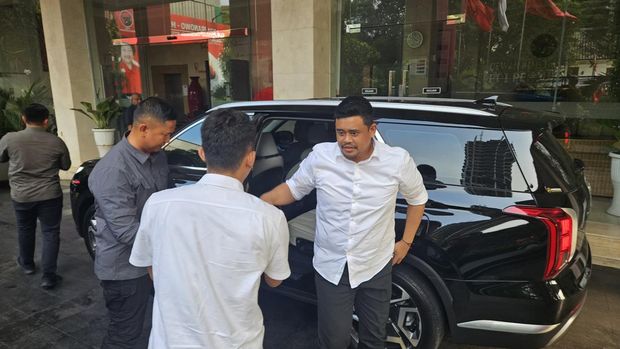 Wali Kota Medan Bobby Nasution mendatangi kantor DPP PDIP usai menyatakan dukungan kepada bakal paslon presiden dan wakil presiden Prabowo Subianto dan Gibran Rakabuming Raka. Bobby mengaku tujuannya datang ke DPP PDIP memenuhi panggilan Sekjen PDIP Hasto Kristiyanto.