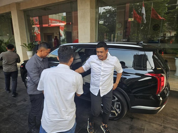 Wali Kota Medan Bobby Nasution mendatangi kantor DPP PDIP usai menyatakan dukungan kepada bakal paslon presiden dan wakil presiden Prabowo Subianto dan Gibran Rakabuming Raka. Bobby mengaku tujuannya datang ke DPP PDIP memenuhi panggilan Sekjen PDIP Hasto Kristiyanto.