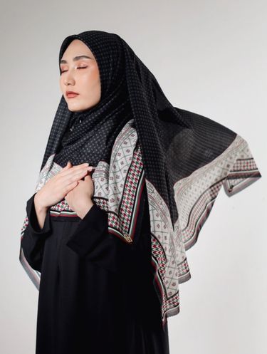 Brand hijab @iymelsayshijab.id mengeluarkan hijab motif yang akan didonasikan untuk warga Palestina. Brand hijab @iymelsayshijab.id mengeluarkan hijab motif yang akan didonasikan untuk warga Palestina.