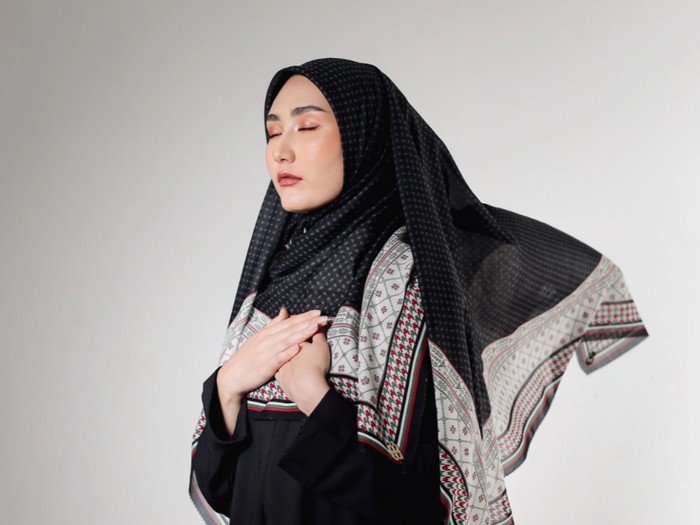 Perancang busana Vivi Zubedi membuat koleksi hijab untuk donasi ke Paletina, melalui brand ViviZubedi.