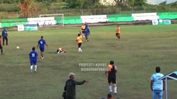 Bupati Halsel, Usman Sidik, meninggal dunia sesaat bermain sepak bola dalam rangka pembukaan Piala Bupati Cup