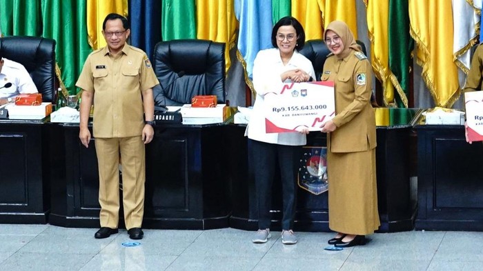 Bupati Ipuk menerima insentif fiskal dari Menkeu Sri Mulyani