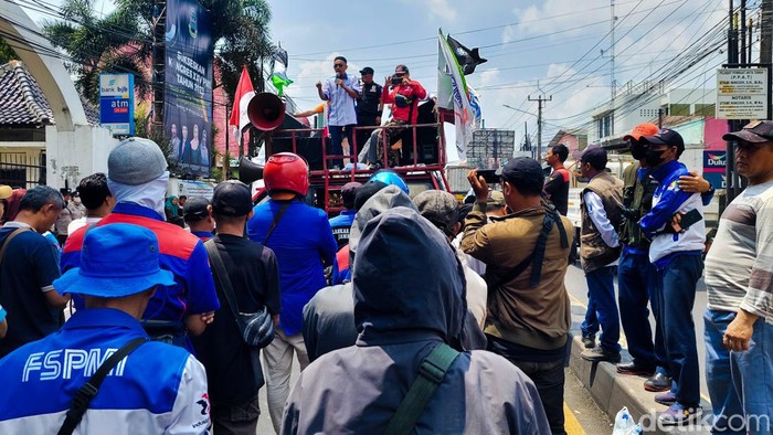 Buruh KBB Unjuk Rasa Blokade Jalan Raya Padalarang, Senin (6/11/2023).
