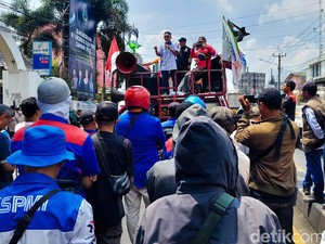 Buruh KBB Blokade Jalan Padalarang Tuntut Kenaikan Upah 15 Persen