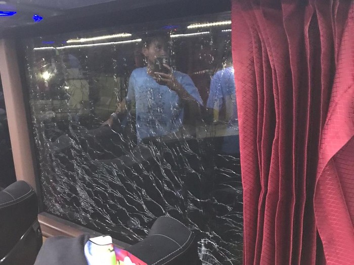 bus persela dilempar batu