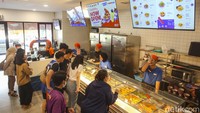 Buka sejak 29 September 2023, Chummy Tummy menghadirkan menu ala Chinese yang bisa dipilih sesuai selera. Semanya dibuat fresh dan dipajang di etalase kaca. Foto: Rifkianto Nugroho/detikfoto