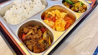 Chum Meal A berisi 2 protein dan 1 sayur. Pilihannya bisa Blackpepper Beef Stir Fry dan Szechuan Mala Chicken yang jadi favorit. Ada juga Chinese tomato egg yang mantap. Foto: Andi Annisa DR/detikfood