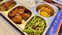 Menu ini juga Chum Meal A, tapi diisi lauk berbeda. detikfood mencoba Chili Sauce Beef Stir Fry dan Lemongrass Fried Chicken yang garing dan gurih. Sayurannya tumis buncis yang renyah gurih. Foto: Andi Annisa DR/detikfood
