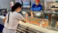 Pengunjung bisa memilih menu satuan atau paket. Untuk paket ada Chum Meal A (Rp 78 ribu), Chum Meal B (Rp 65 ribu), dan Chum Meal C (Rp 55 ribu). Foto: Andi Annisa DR/detikfood