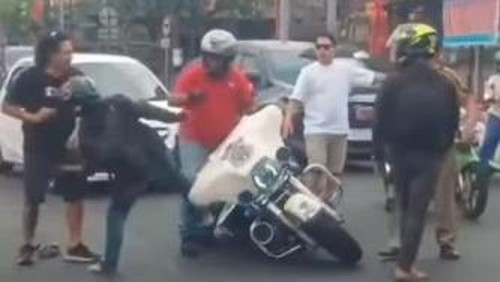 Cuplikan video pengendara moge dan ninja saling tinju-tendang di Jalan Denpasar-Gilimanuk, Kabupaten Badung, Bali, Sabtu (4/11/2023). (Tangkapan layar)