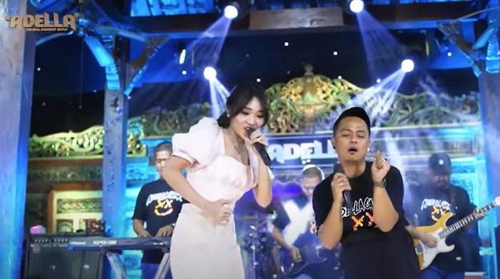 Defarina feat Fendik Adella menyanyikan lagu Santri Pekok.