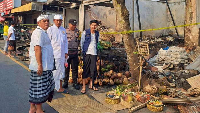 Desa Adat Menanga menggelar upacara pecaruan di sekitar puing-puing bangunan Pasar Rakyat Menanga, Karangasem, Senin (6/11/2023). (Foto: Istimewa)