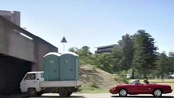 Bagaimana nasib pengendara mobil merah ya... Foto: Boredpanda