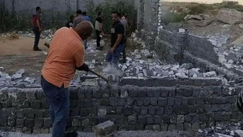 Pria yang menghancurkan tembol lupa posisinya berdiri. Foto: Boredpanda