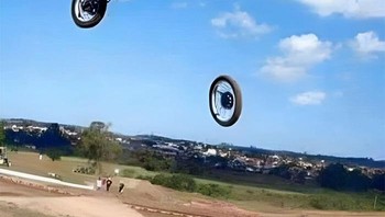 Semoga pembalap ini baik saja ketika mendarat di tanah. Foto: Boredpanda