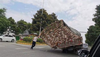 Sanggupkah pria dalam foto menahannya? Foto: Boredpanda