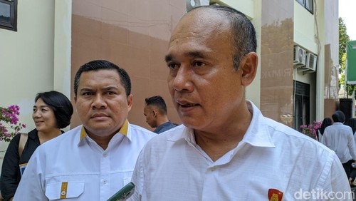 Direktur Reserse Kriminal Umum Polda NTB Kombes Teddy Rustiawan didampingi Kabid Hukum Polda NTB Kombes Abdul Azaz Siagian, Senin siang (6/11/2023). (Foto: Ahmad Viqi/detikBali)