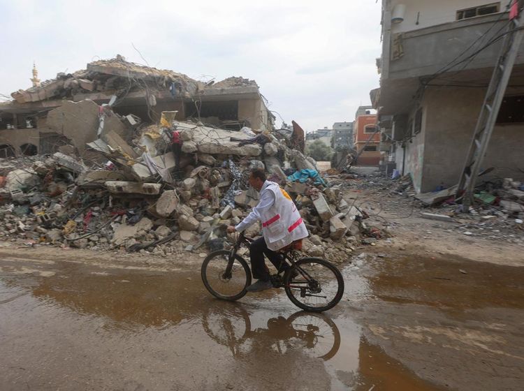 Dokter Naik Sepeda Belasan Kilometer untuk Tangani Korban di Gaza