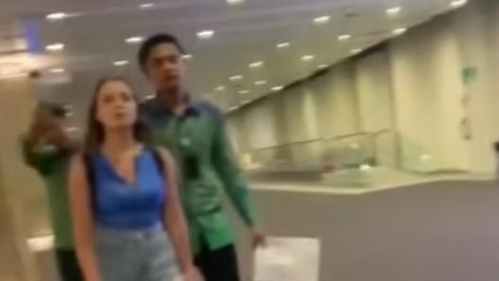 Dua pasutri WNA debat dengan anak perempuannya di Bandara Ngurah Rai, Bali, belum lama ini. Perempuan itu tidak mau pulang ke negaranya. (Tangkapan layar)