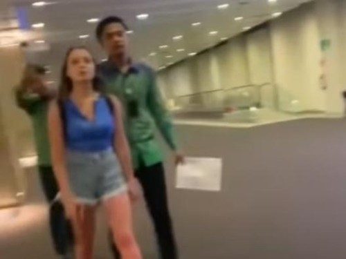 Dua pasutri WNA debat dengan anak perempuannya di Bandara Ngurah Rai, Bali, belum lama ini. Perempuan itu tidak mau pulang ke negaranya. (Tangkapan layar)