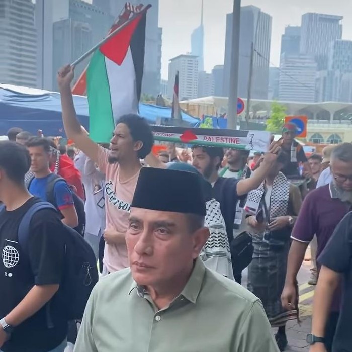 Eks Gubsu Edy Rahmayadi saat ikut aksi bela Palestina di Kuala Lumpur, Malaysia. (Foto: Instagram @Edy Rahmayadi)